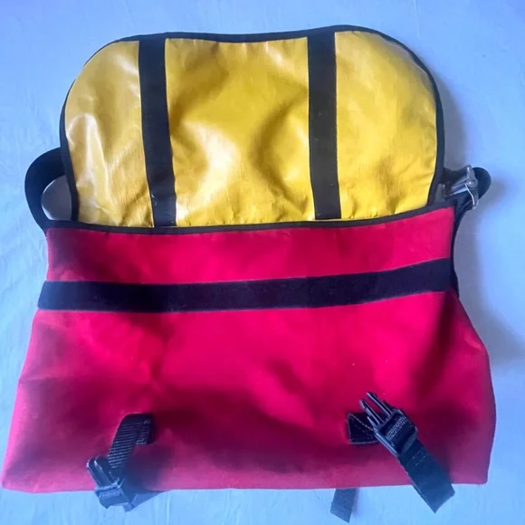 🎀Stylish Red Messenger Bag with Black Trim - Picture 8 of 11